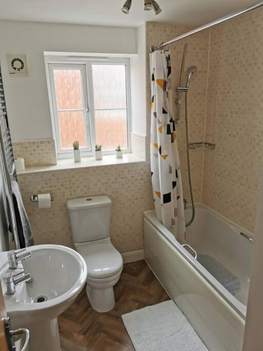 Modern Roomy 3 Bedroom Home 퍼쇼 외부 사진