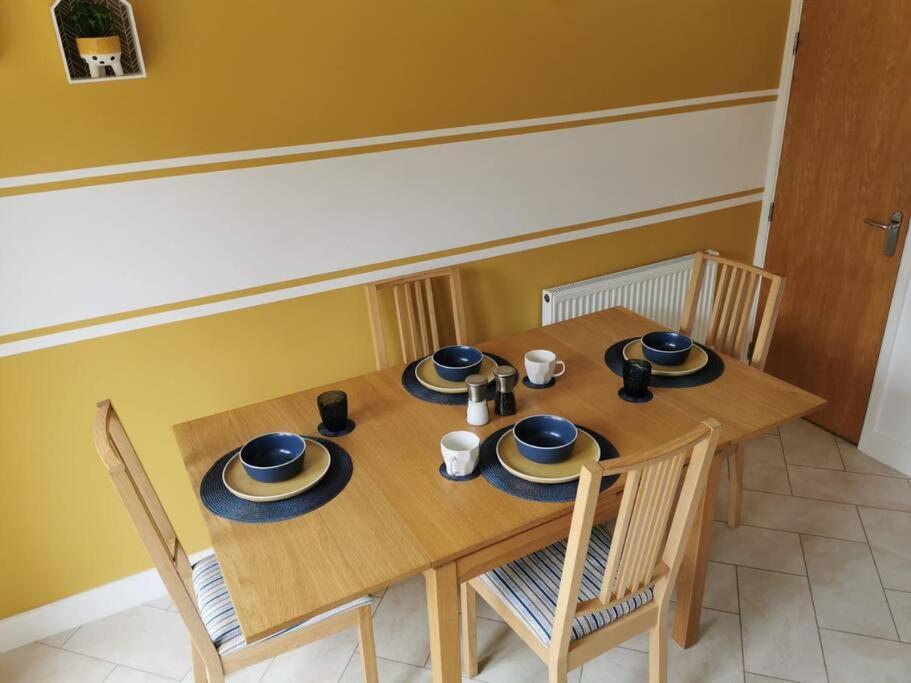 Modern Roomy 3 Bedroom Home 퍼쇼 외부 사진