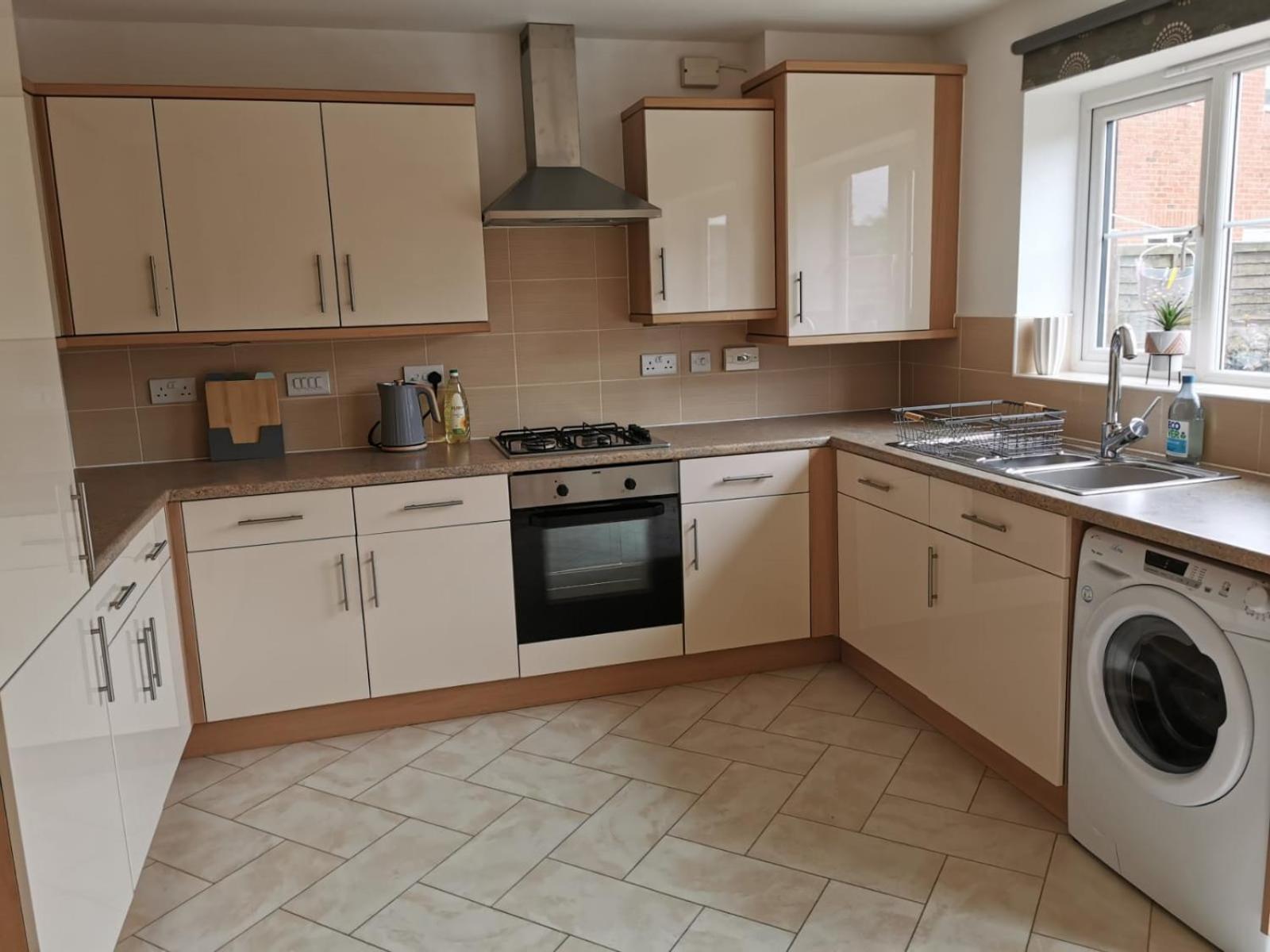 Modern Roomy 3 Bedroom Home 퍼쇼 외부 사진